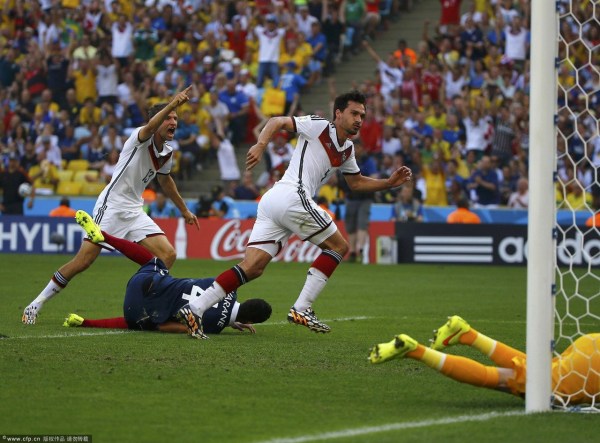 第13分鐘，胡梅爾斯頭球破門