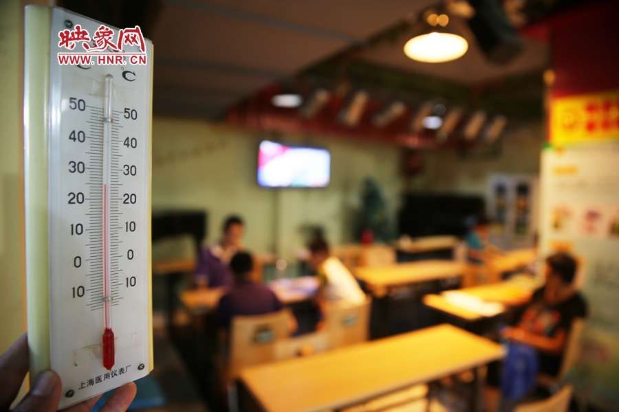 金水區(qū)人防辦（珠江琴行）納涼處，市民在25度的室內玩棋牌。