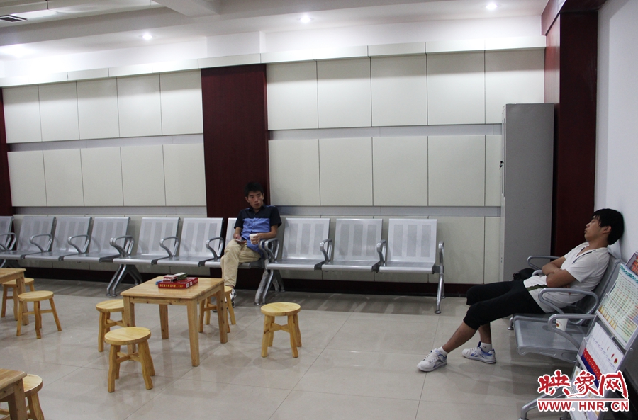 中原區(qū)人防納涼場所（桐柏路與中原路交叉口），市民在22度的室內休息，并配有棋牌和飲用水。