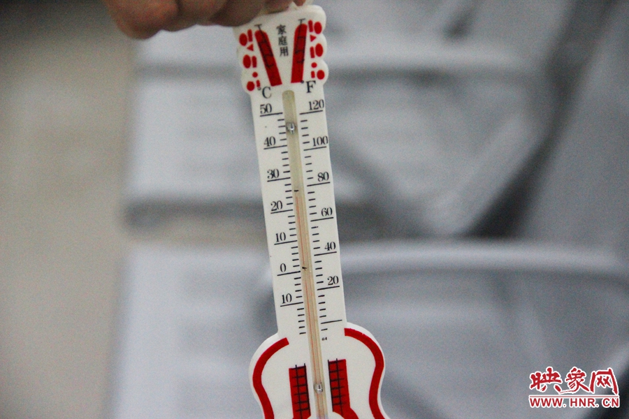 中原區(qū)人防納涼場所（桐柏路與中原路交叉口），室內溫度達24度，相比中原區(qū)室外溫度低14度。