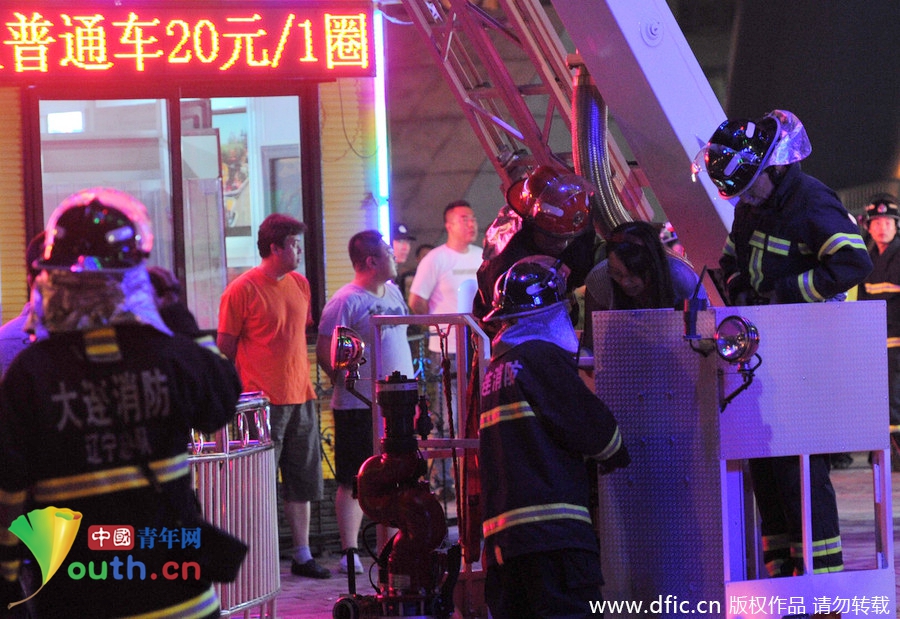 大連高空游樂設(shè)施出故障 游客被困20米高空 大連高空游樂設(shè)施出故障 游客被困20米高空