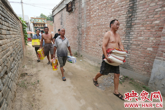 映象網(wǎng)記者為老人帶來大米糧油等生活物資。