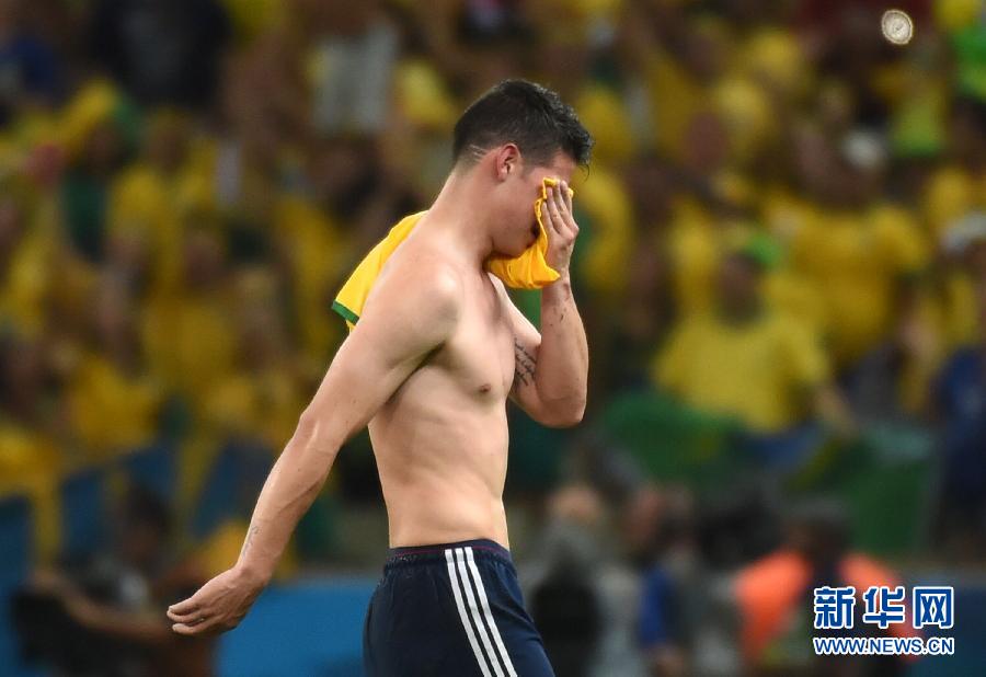 7月4日，哥倫比亞隊球員羅德里格斯退場時掩面而泣。