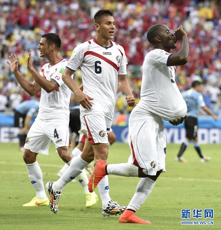 6月14日，哥斯達黎加隊球員喬·坎貝爾（右一）進球后將足球塞進衣服內慶祝。