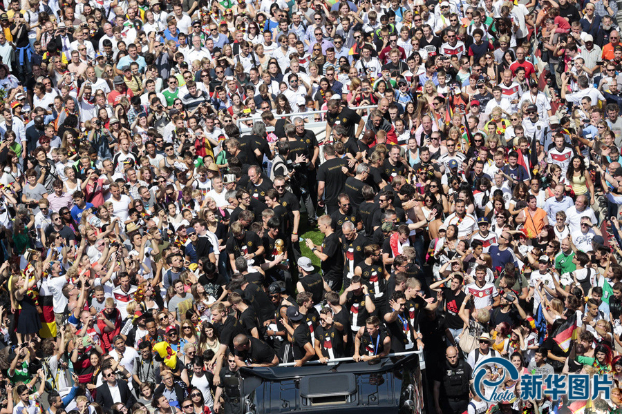 當?shù)貢r間2014年7月15日，德國柏林，德國隊歸國舉行奪冠巡游。