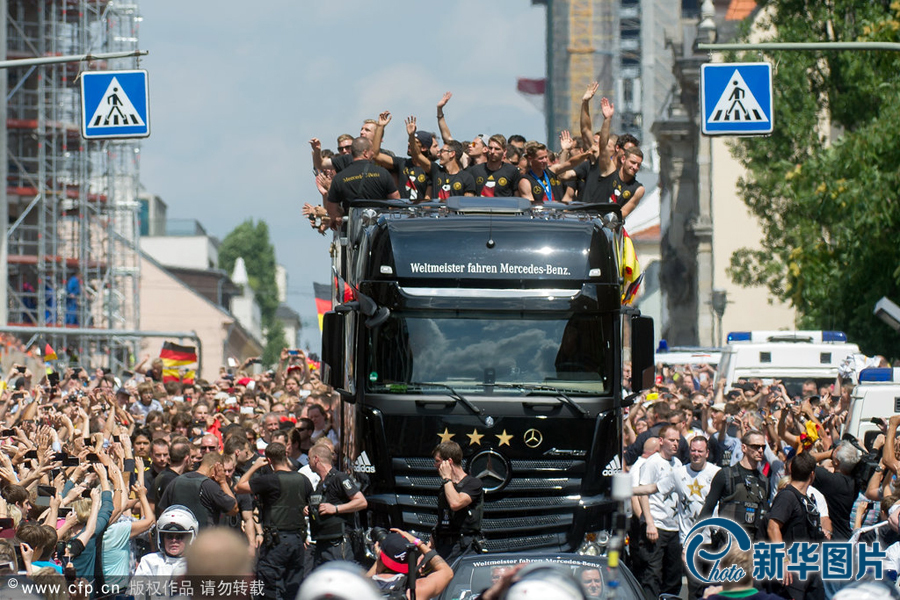 當?shù)貢r間2014年7月15日，德國柏林，德國隊歸國舉行奪冠巡游。
