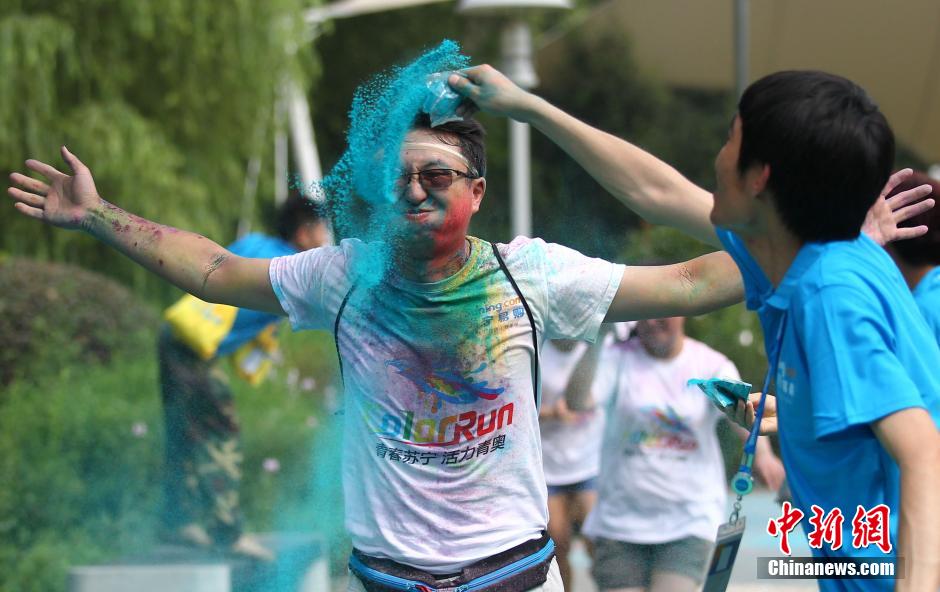 7月19日,參加彩虹跑的年輕人沖向終點后合影。