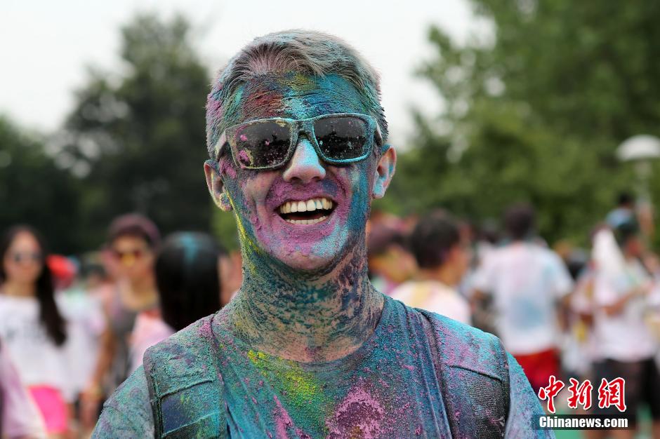 7月19日,參加彩虹跑的年輕人沖向終點后合影。