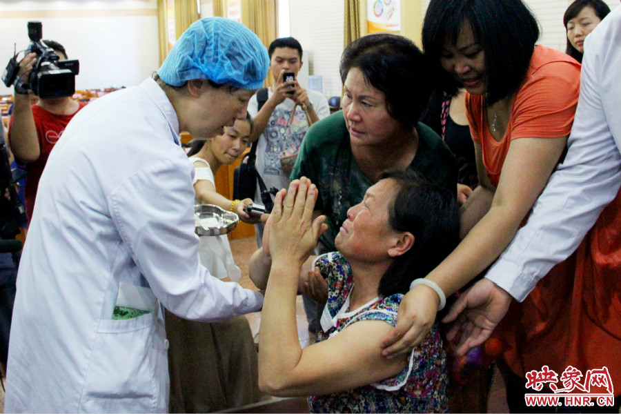 當(dāng)?shù)弥↓埬X部的鋼針成功取出，馮書想的情緒有些激動。