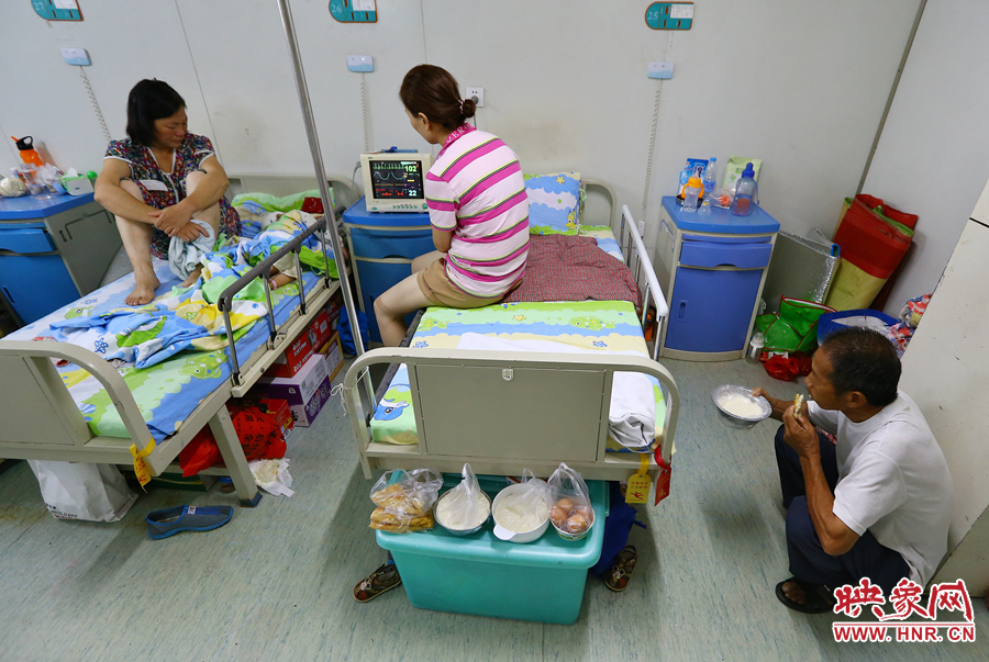 早上八點(diǎn)多，親戚買來了早餐，可是孩子的奶奶和姑姑卻吃不下去