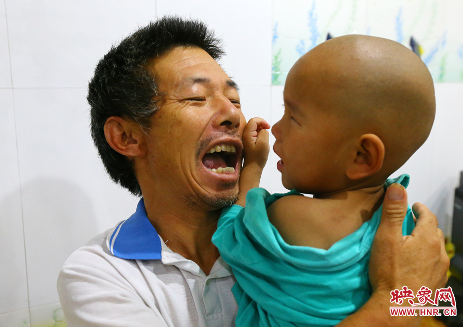 麻醉前，爺爺努力逗著大龍笑，他希望孩子能暫時(shí)忘記傷病帶來的疼痛