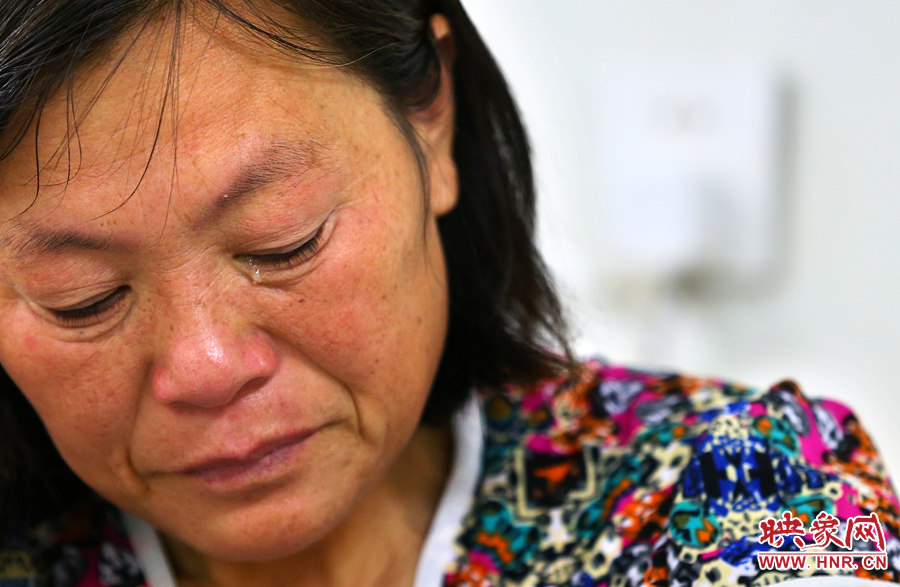 大龍手術(shù)時(shí)，等待結(jié)果的奶奶留下了淚水