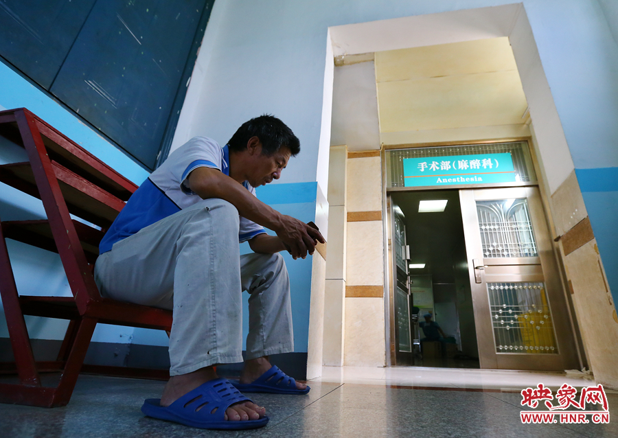 大龍的手術(shù)時(shí)，爺爺一直在門口焦急的等待
