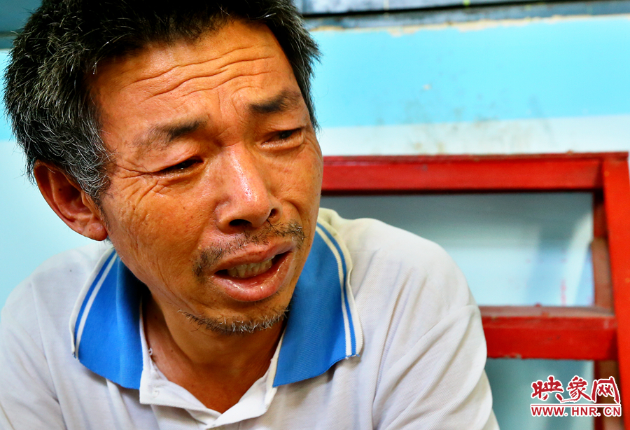 當(dāng)醫(yī)生告知大龍手術(shù)成功的時(shí)候，爺爺忍不住哭了起來