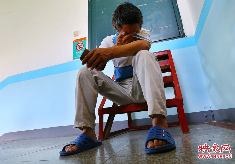 爺爺通過電話告知守護(hù)小龍的奶奶，大龍手術(shù)成功后喜極而泣