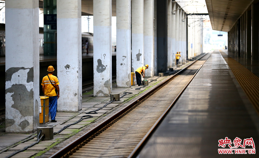 高溫下的河南表情之二:鄭州火車站上水工 高溫下的河南表情之二:鄭州火車站上水工