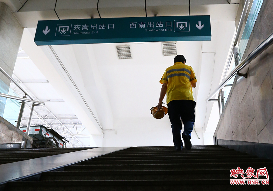 高溫下的河南表情之二:鄭州火車站上水工 高溫下的河南表情之二:鄭州火車站上水工