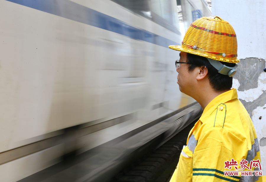 高溫下的河南表情之二:鄭州火車站上水工 高溫下的河南表情之二:鄭州火車站上水工