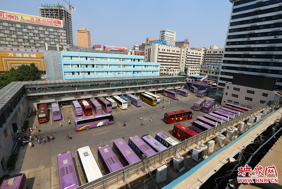 不大的停車(chē)場(chǎng)內(nèi)，每天都有上千輛長(zhǎng)途車(chē)需要調(diào)度員指揮協(xié)調(diào)