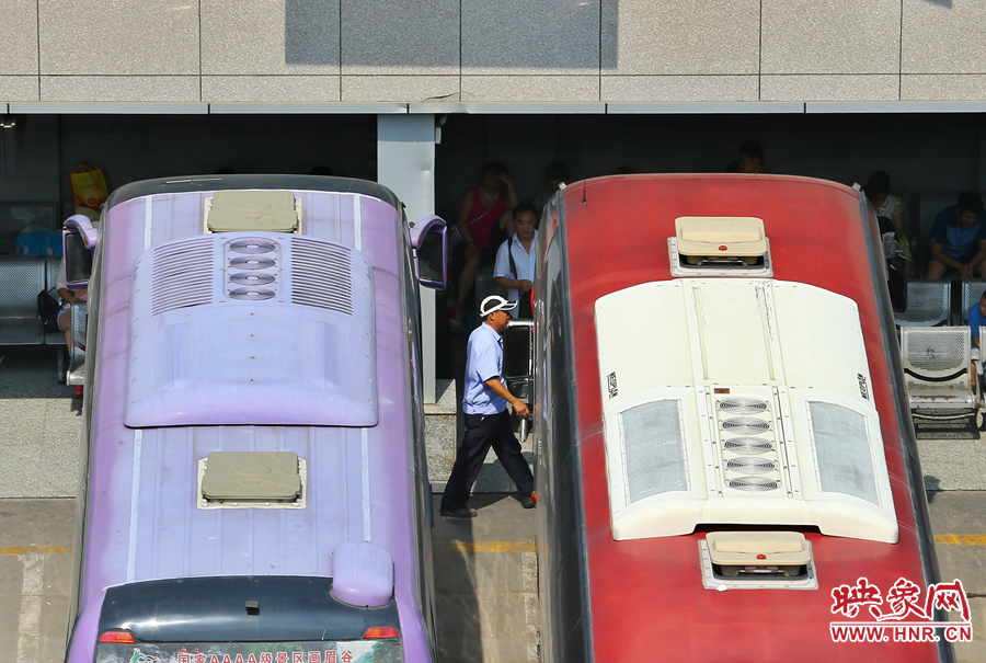 調(diào)度員的身影，在客車(chē)間不停穿梭