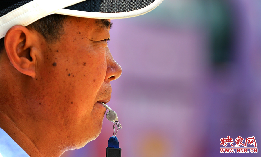 嘴中的口哨不停的響起，一個(gè)班下來(lái)口干舌燥是家常便飯