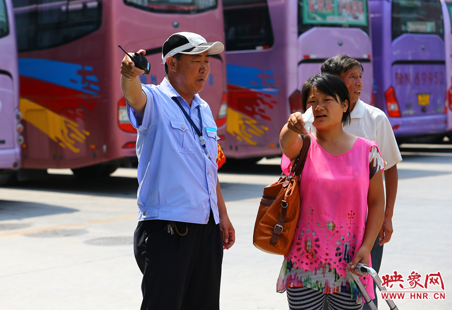 指揮調(diào)度期間，不停的有乘客咨詢(xún)乘車(chē)問(wèn)題，調(diào)度員都是耐心的給他們解答