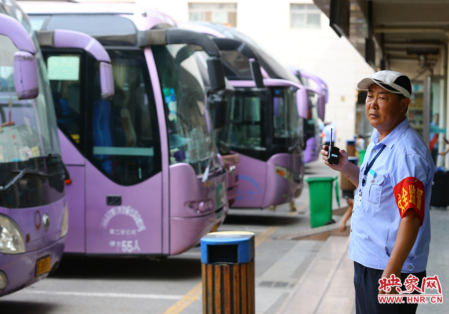 車(chē)前車(chē)后總能看見(jiàn)忙碌不停的調(diào)度員