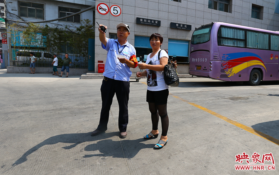 調(diào)度員不僅要保證車(chē)輛安全通暢，還肩負(fù)著疏導(dǎo)旅客的工作