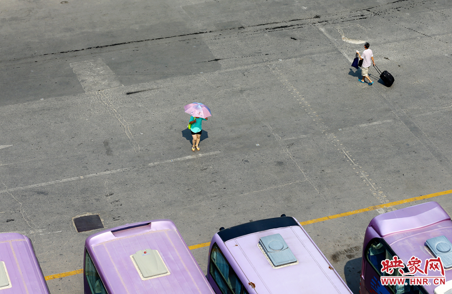 酷暑的陽(yáng)光，常常曬化車(chē)站內(nèi)地面的瀝青，乘車(chē)的旅客都是匆匆而過(guò)，不愿過(guò)多停留。