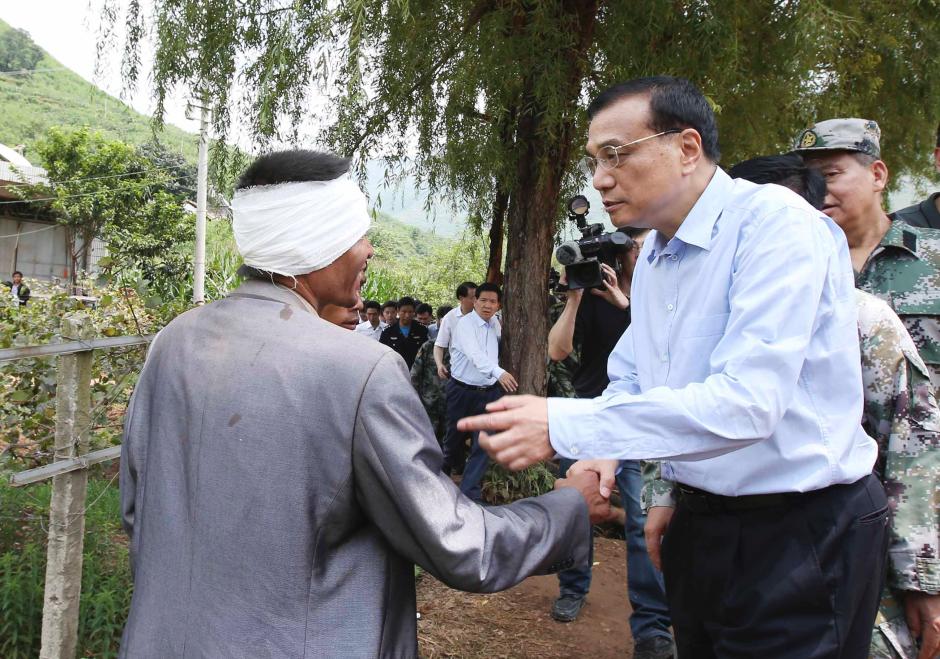 李克強總理察看震中災(zāi)情為生命讓路