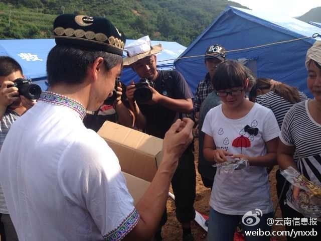 “切糕王子”阿迪力帶著重達(dá)5噸、價(jià)值50萬(wàn)元的切糕于7日下午抵達(dá)魯?shù)榈卣鹫鹬旋堫^山鎮(zhèn)。