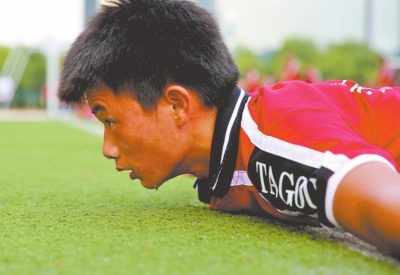 　南京天氣炎熱，地表溫度有時達(dá)到40℃以上，烈日下孩子們的衣服濕了又干、干了又濕。