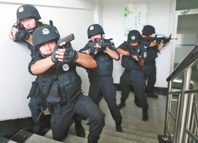 進(jìn)入樓道后，特警開始地毯式搜索。