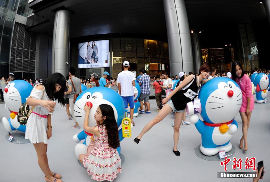 圖為成都民眾與哆啦A夢合影留念。