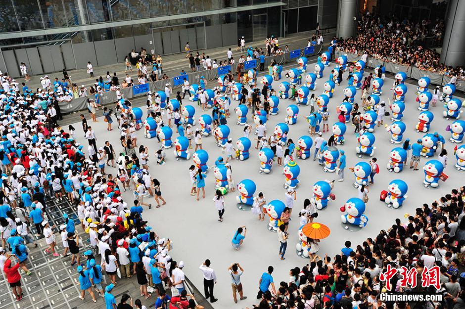 圖為成都民眾狂熱追捧哆啦A夢。