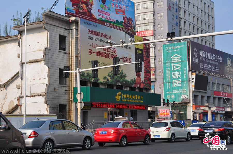 茶余飯后,人們談?wù)撟疃嗟木褪沁@座堅挺的小樓。