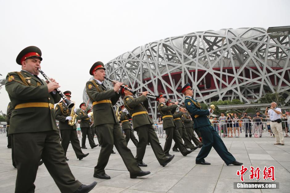 外國(guó)中央樂(lè)團(tuán)鳥(niǎo)巢前大跳《江南Style》