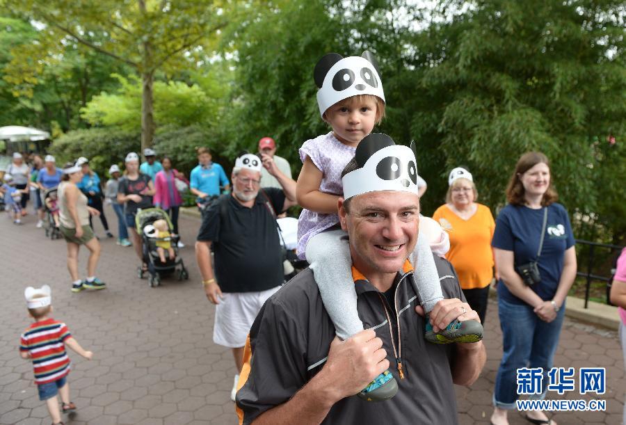8月23日,在美國(guó)華盛頓的國(guó)家動(dòng)物園,人們排隊(duì)參加大熊貓“寶寶”的慶生活動(dòng)。