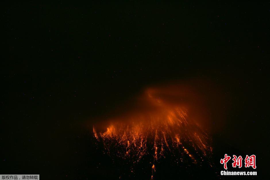 當(dāng)?shù)貢r間8月24日，厄瓜多爾通古拉瓦火山噴發(fā)，熔巖噴出宛如末世。
