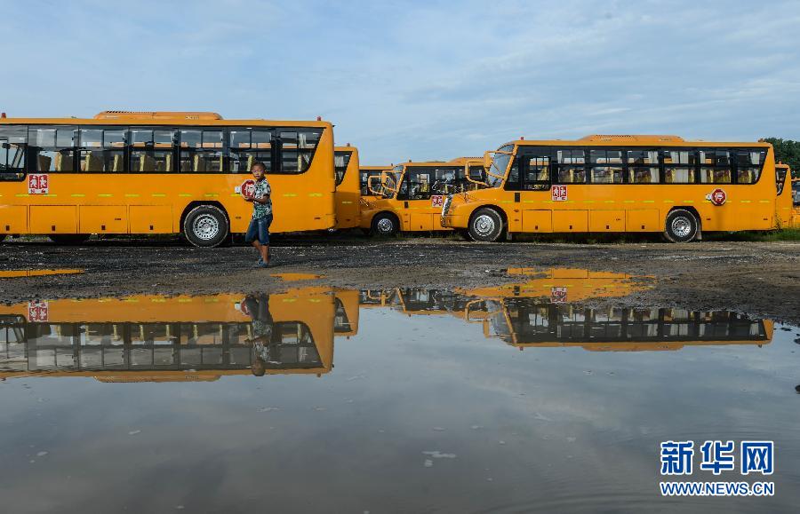 8月29日，溫嶺市城西街道芷勝莊村一名小男孩從閑置的校車邊走過。