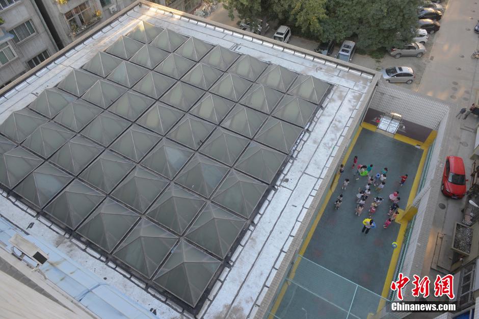 太原一幼兒園現(xiàn)迷你“空中操場(chǎng)”