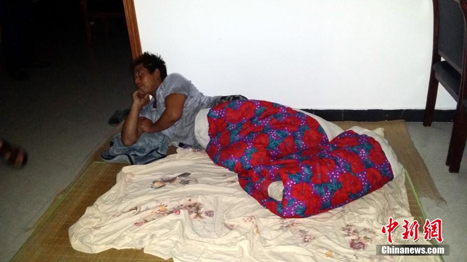 9月22日晚，在象山高塘島鄉(xiāng)的烏巖頭村的農民安置點里，70多名外來務工人員正在休息。