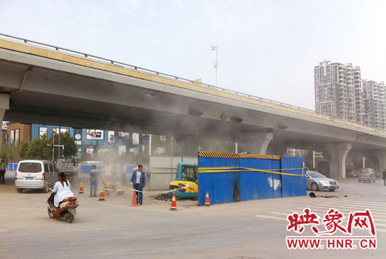 施工單位對塌陷處進行路面切割，造成路面塵土飛揚。