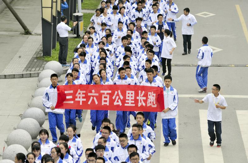 10月14日，成都七中萬達(dá)學(xué)校實(shí)行三年跑六百公里才能畢業(yè)，現(xiàn)場(chǎng)學(xué)生開始長(zhǎng)跑。