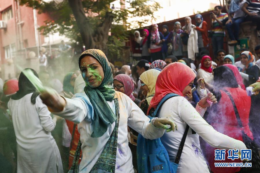 10月16日，在埃及首都開羅，一名女青年在“彩色跑”活動中拋撒彩色粉末。