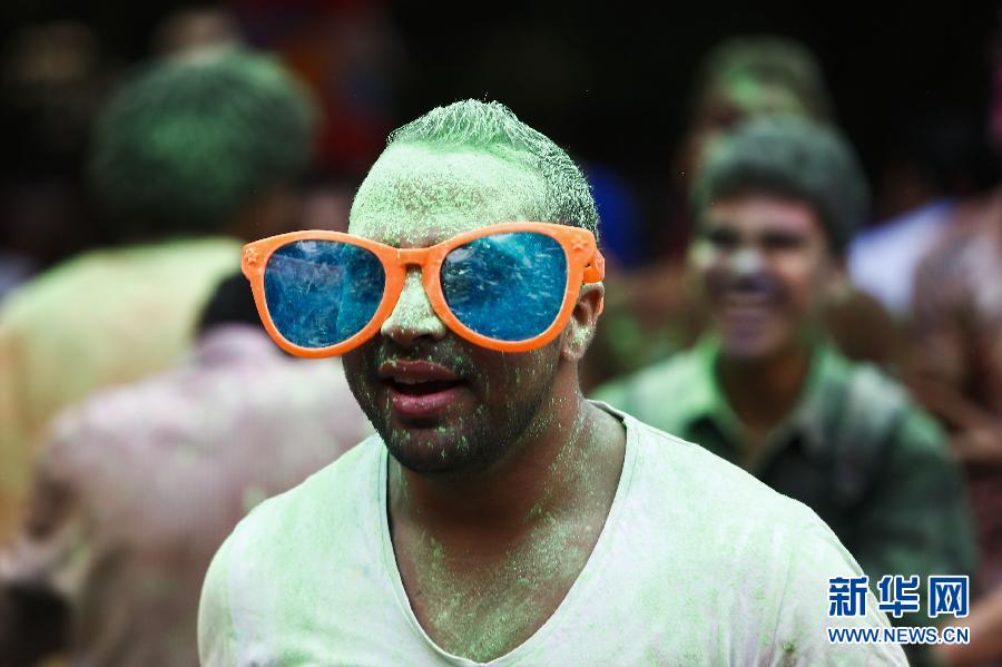 10月16日，在埃及首都開羅，一名男青年在“彩色跑”活動中奔跑。