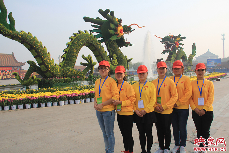 菊花文化節(jié)的志愿者們。