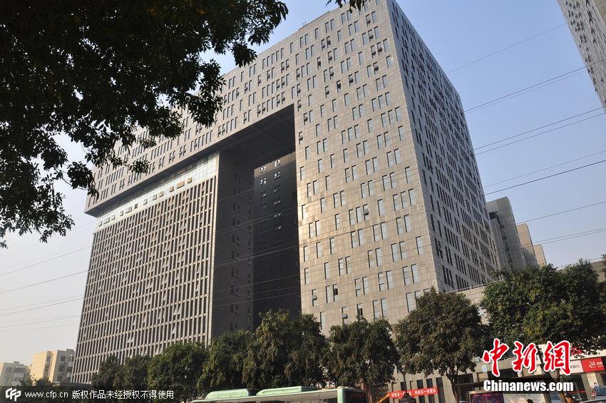 鄭州又現(xiàn)奇葩建筑 大門(mén)酷似“大褲衩” 鄭州又現(xiàn)奇葩建筑 大門(mén)酷似“大褲衩”