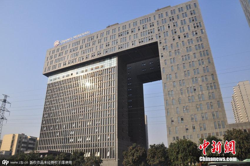 鄭州又現(xiàn)奇葩建筑 大門(mén)酷似“大褲衩” 鄭州又現(xiàn)奇葩建筑 大門(mén)酷似“大褲衩”