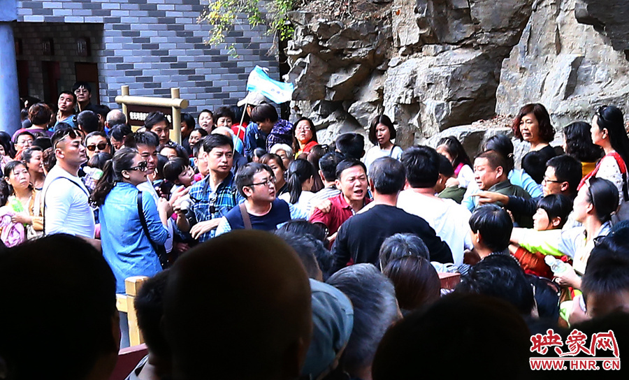 候船碼頭上，游客由于擁擠發(fā)生摩擦沖突